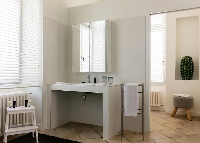 Le Manoir De La / Adults Only Bed & Breakfast